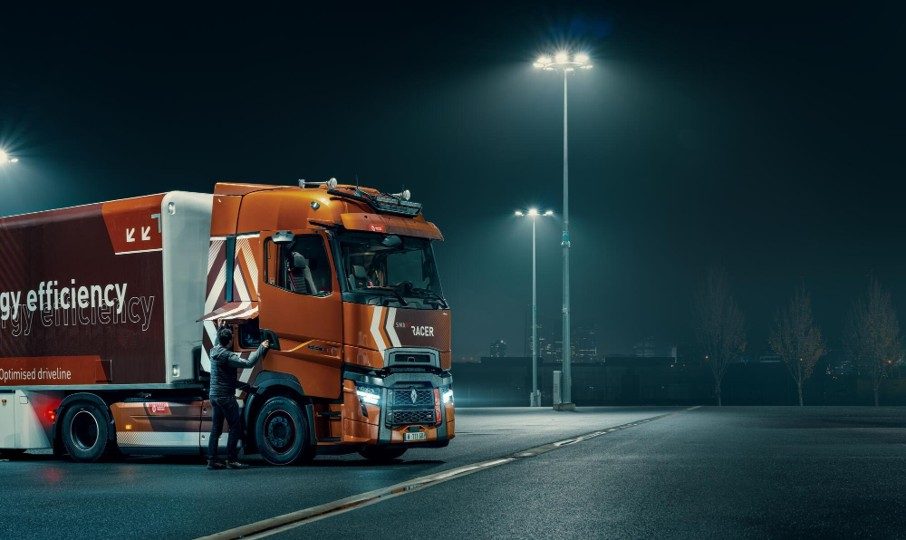 Gece ışıkları altında Renault Trucks T kabin çekici